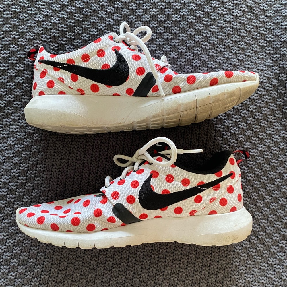 polka dot NIKE tennies. W7/M/6